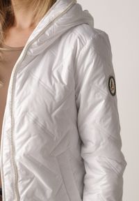 Born2be - Biała Kurtka Pikowana z Nieodpinanym Kapturem i Aplikacją na Rękawie Endora. Okazja: na spacer, na co dzień. Kolor: biały. Materiał: poliester, jeans. Wzór: aplikacja. Styl: casual, elegancki #4