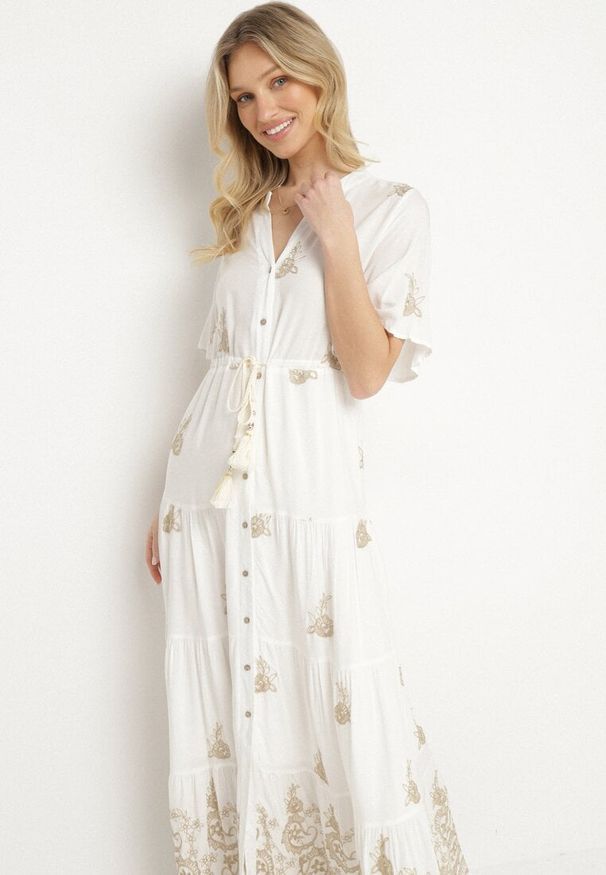 Born2be - Biała Wiskozowa Sukienka Boho o Rozkloszowanym Kroju z Haftem i Wiązaniem Lilvanis. Okazja: na co dzień. Typ kołnierza: dekolt w serek. Kolor: biały. Materiał: wiskoza. Długość rękawa: krótki rękaw. Wzór: haft. Styl: boho