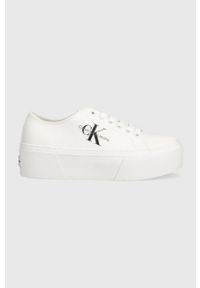 Calvin Klein Jeans tenisówki FLATFORM+ CUPSOLE LOW TXT damskie kolor biały YW0YW01033. Kolor: biały. Materiał: materiał, włókno, guma. Obcas: na platformie #1