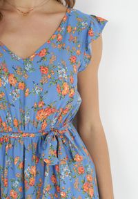Born2be - Niebieska Sukienka z Gumką w Pasie z Wiskozy w Kwiaty Chrysa. Typ kołnierza: kołnierz z falbankami. Kolor: niebieski. Materiał: wiskoza. Wzór: kwiaty #5