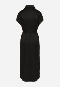 Born2be - Czarna Sukienka Koszulowa Zapinana na Guziki z Rozcięciem Wiązana Materiałowym Paskiem Nestari. Typ kołnierza: dekolt w kształcie V. Kolor: czarny. Materiał: materiał. Długość rękawa: krótki rękaw. Typ sukienki: koszulowe. Styl: elegancki #7