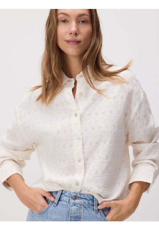 Reserved - Bawełniana koszula z ażurowym haftem - złamana biel. Materiał: bawełna. Wzór: haft, ażurowy