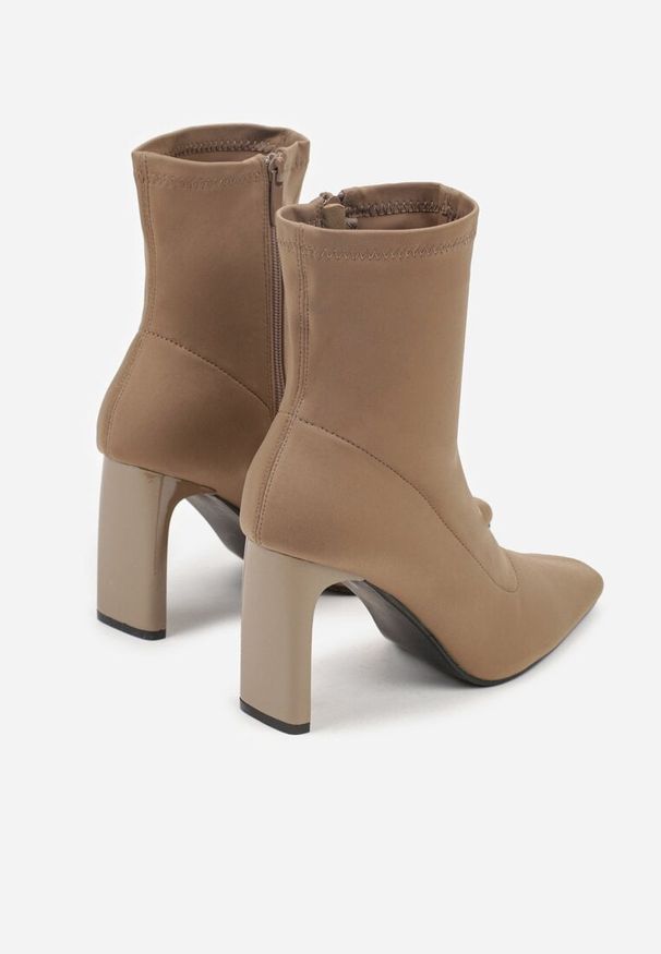 Renee - Ciemnobeżowe Elastyczne Botki na Słupkowym Obcasie ze Szpiczastym Noskiem Atise. Nosek buta: szpiczasty. Kolor: beżowy. Materiał: jeans. Obcas: na obcasie. Styl: klasyczny. Wysokość obcasa: średni