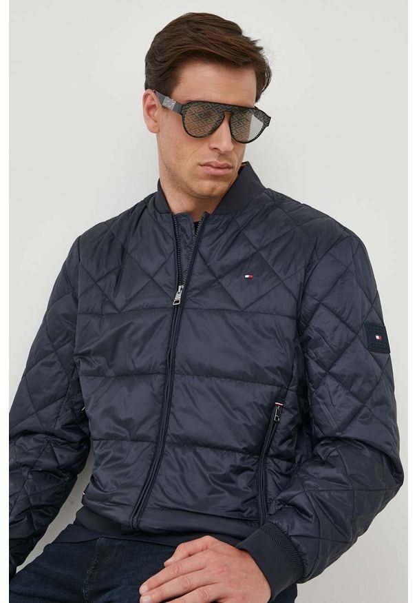 TOMMY HILFIGER - Tommy Hilfiger kurtka bomber męski kolor granatowy przejściowa. Kolor: niebieski. Materiał: poliester