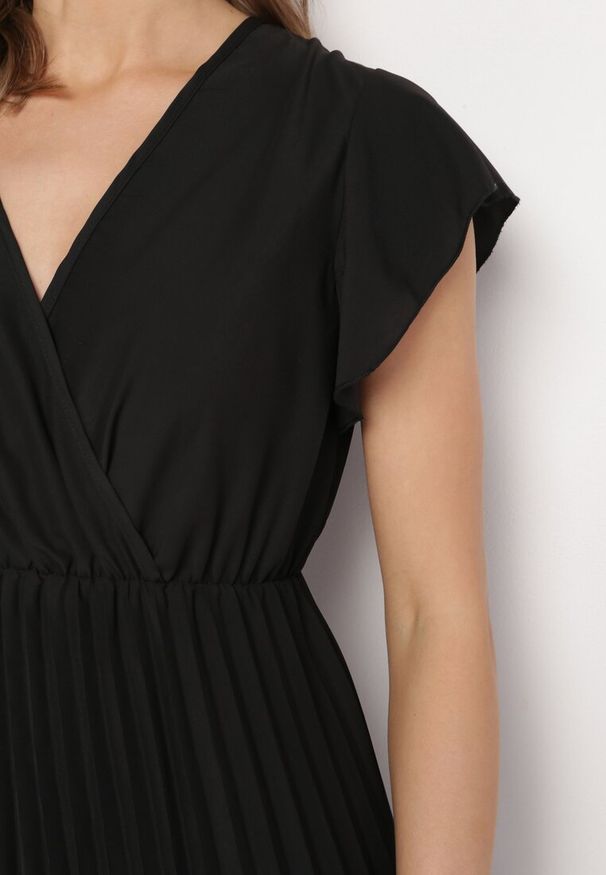 Born2be - Czarna Rozkloszowana Sukienka Midi z Kopertową Górą i Plisowanym Dołem Alissu. Kolor: czarny. Typ sukienki: kopertowe. Styl: klasyczny, elegancki. Długość: midi