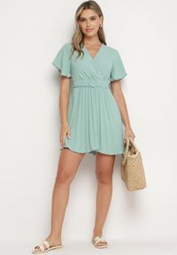 Born2be - Miętowa Sukienka Plisowana z Kopertowym Dekoltem Zamiya. Kolor: miętowy. Materiał: materiał. Długość rękawa: krótki rękaw. Typ sukienki: kopertowe #7