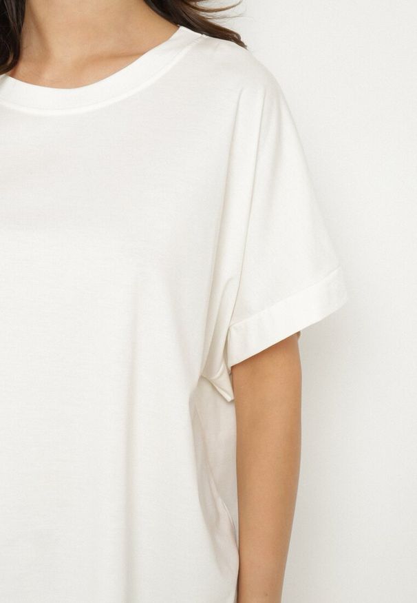 Born2be - Biały T-shirt z Wiskozą o Kroju Nietoperza Tanariona. Okazja: na co dzień. Kolor: biały. Materiał: wiskoza. Styl: casual