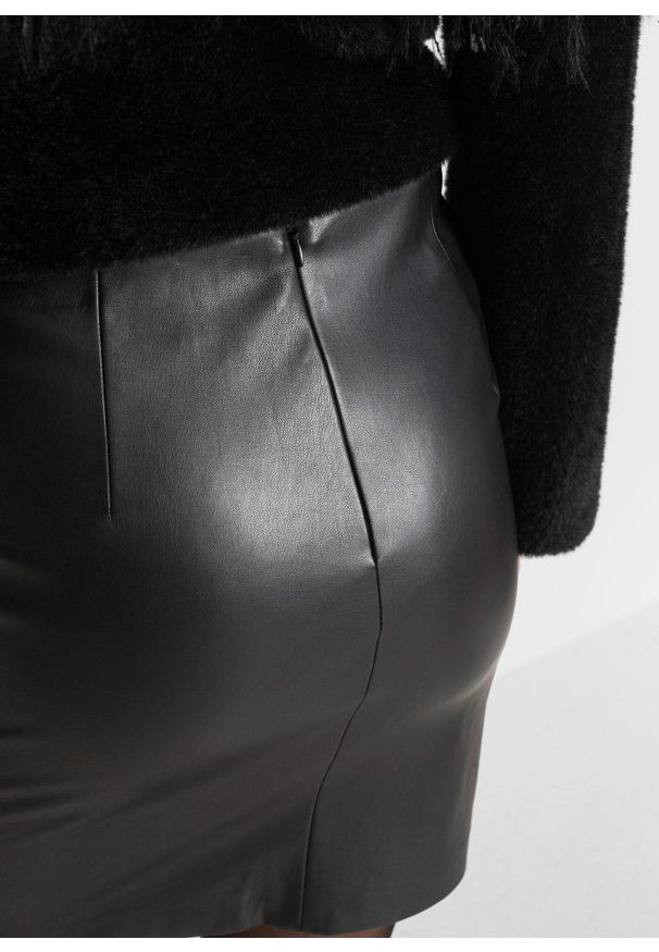 bonprix - Krótka spódnica ze sztucznej skóry. Kolor: czarny. Materiał: skóra. Długość: krótkie