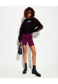 Versace Jeans Couture - VERSACE JEANS COUTURE - Czarna bluza z kapturem o krótkim kroju. Typ kołnierza: kaptur. Kolor: czerwony. Materiał: materiał. Długość rękawa: długi rękaw. Długość: krótkie. Wzór: aplikacja, nadruk #4