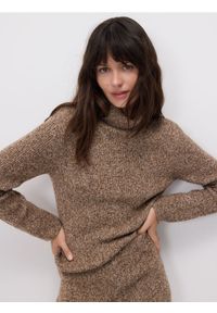 Reserved - Sweter z golfem - brązowy. Typ kołnierza: golf. Kolor: brązowy. Materiał: wełna, dzianina