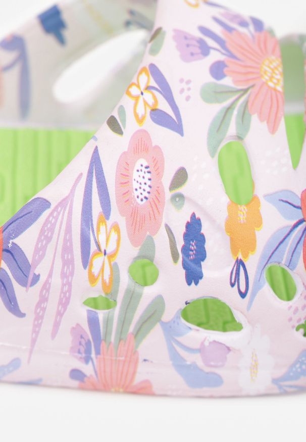 Born2be - Jasnozielone Klapki Basenowe Ozdobione Wzorem w Kwiaty Thoninoe. Okazja: na plażę. Kolor: zielony. Wzór: aplikacja, kwiaty. Sezon: lato. Styl: wakacyjny