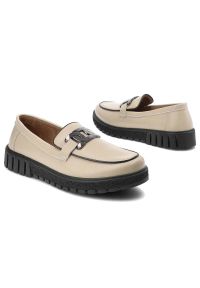 Beżowe Półbuty Filippo Wygodne Obuwie Damskie. Okazja: do pracy, na co dzień, na spotkanie biznesowe. Zapięcie: klamry. Kolor: beżowy. Materiał: skóra, jeans. Styl: klasyczny, casual, elegancki, biznesowy #5