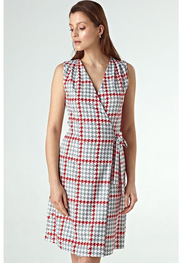 Colett - Elegancka kopertowa sukienka w modną pepitkę. Długość rękawa: krótki rękaw. Typ sukienki: kopertowe. Styl: elegancki