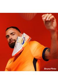 KIPSTA - Buty po piłki nożnej halowej Kipsta Ginka Pro Futsal Pack Pulse. Kolor: czerwony, pomarańczowy, wielokolorowy, żółty. Materiał: skóra, kauczuk. Szerokość cholewki: normalna. Sport: piłka nożna