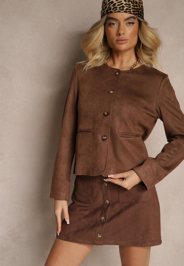 Renee - Brązowa Marynarka Bez Klap z Imitacji Zamszu Enalar. Okazja: na spotkanie biznesowe, na co dzień. Kolor: brązowy. Materiał: zamsz. Styl: casual, elegancki, wizytowy, biznesowy