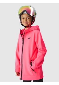 4F JUNIOR - Kurtka softshell wiatroodporna narciarska membrana 5000 dziewczęca - różowa. Kolor: różowy. Materiał: softshell. Wzór: napisy. Sport: narciarstwo