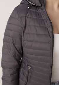 Born2be - Szara Pikowana Kurtka Przejściowa z Kapturem z Lamówką i Ściągaczami Zidara. Okazja: na spacer. Typ kołnierza: kaptur. Kolor: szary. Materiał: poliester, jeans, dresówka #2