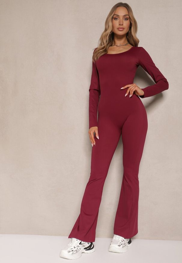 Renee - Bordowy Kombinezon Bodycon z Usztywnianymi Miseczkami i Wycięciami na Plecach Calinori. Kolor: czerwony. Materiał: tkanina