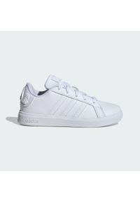 Buty Adidas Star Wars Grand Court 2.0 Kids. Okazja: na co dzień. Kolor: biały. Materiał: materiał. Wzór: motyw z bajki