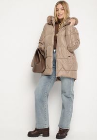 Born2be - Brązowa Pikowana Kurtka z Kapturem z Futerkiem Tevea. Okazja: na spacer, do pracy, na spotkanie biznesowe. Typ kołnierza: kaptur. Kolekcja: plus size. Kolor: brązowy. Materiał: futro. Styl: elegancki, klasyczny, biznesowy #3