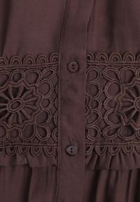 Born2be - Brązowa Rozkloszowana Sukienka Boho z Wiskozą Zdobiona Ażurowymi Wstawkami Islae. Okazja: do pracy, na co dzień. Kolor: brązowy. Materiał: wiskoza. Wzór: aplikacja, ażurowy. Typ sukienki: proste, rozkloszowane. Styl: boho #6