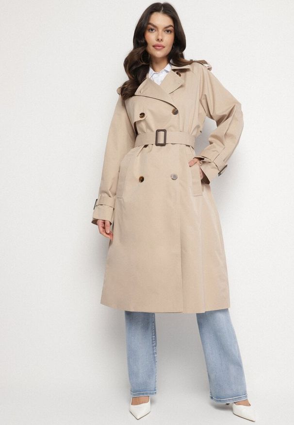 Born2be - Beżowy Płaszcz Trencz Dwurzędowy z Paskiem Cloimia. Okazja: na co dzień. Kolor: beżowy. Materiał: dzianina. Długość rękawa: długi rękaw. Długość: do kolan. Styl: wizytowy, casual, klasyczny, elegancki