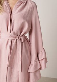 Born2be - Różowa Wiskozowa Sukienka Koszulowa z Falbanami przy Rękawach i Paskiem Dinirae. Okazja: na co dzień. Kolor: różowy. Materiał: wiskoza. Typ sukienki: koszulowe. Styl: casual, klasyczny #6