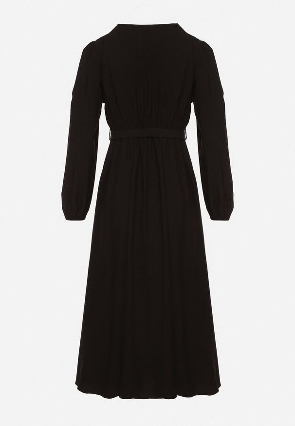 Born2be - Czarna Wiskozowa Sukienka o Rozkloszowanym Kroju z Paskiem z Klamerką Arilesse. Okazja: na co dzień. Typ kołnierza: dekolt w kształcie V. Kolor: czarny. Materiał: wiskoza. Styl: elegancki, casual