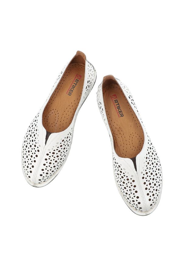 Półbuty damskie Artiker cholewka skóra naturalna perforowana wsuwany fason elastyczne wstawki po bokach zaokrąglony nosek niski krój dopasowana linia. Okazja: na co dzień. Kolor: biały. Materiał: skóra. Szerokość cholewki: normalna. Wzór: ażurowy. Sezon: wiosna, lato. Styl: casual, elegancki, klasyczny