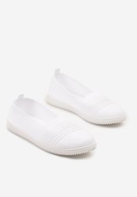 Renee - Białe Tenisówki Ozdobione Paskami Heloti. Okazja: na co dzień. Zapięcie: pasek. Kolor: biały. Materiał: jeans. Wzór: aplikacja. Styl: casual #6