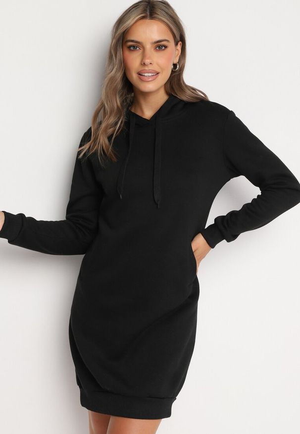 Born2be - Czarna Tunika Bluza z Bawełną Kapturem i Sznurkami Mivilora. Okazja: na co dzień, do pracy. Typ kołnierza: kaptur. Kolor: czarny. Materiał: bawełna. Długość rękawa: długi rękaw. Długość: długie. Styl: sportowy, casual