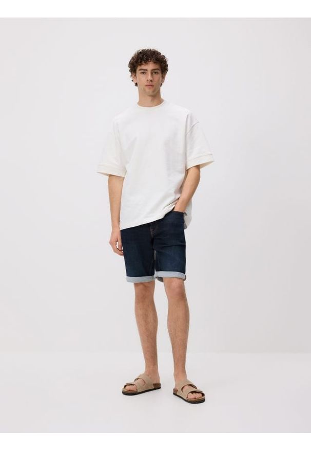 Reserved - Jeansowe szorty slim - granatowy. Kolor: niebieski. Materiał: jeans