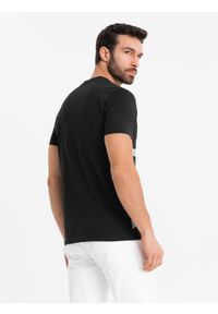 Ombre Clothing - Męska koszulka z bawełnianego jerseyu z dużym bocznym napisem – czarna V1 - Rozmiar: XL. Okazja: na co dzień. Kolor: czarny. Materiał: jersey, bawełna. Wzór: napisy. Styl: klasyczny, sportowy, casual #7