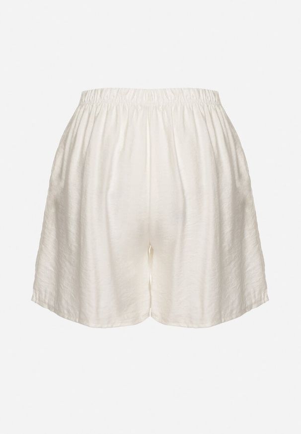 Born2be - Jasnobeżowe Bawełniane Szorty z Wysokim Stanem Ozdobione Wiązaniem Filomira. Okazja: na co dzień. Stan: podwyższony. Kolor: beżowy. Materiał: bawełna. Wzór: aplikacja. Styl: casual