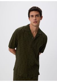 Reserved - Koszula regular fit ze strukturalnej tkaniny - zielony. Kolor: zielony. Materiał: tkanina #1