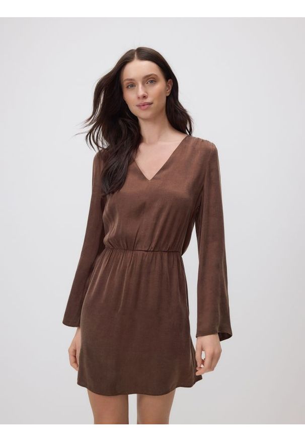 Reserved - Sukienka mini z lyocellem - ciemnobrązowy. Kolor: brązowy. Materiał: tkanina. Długość: mini
