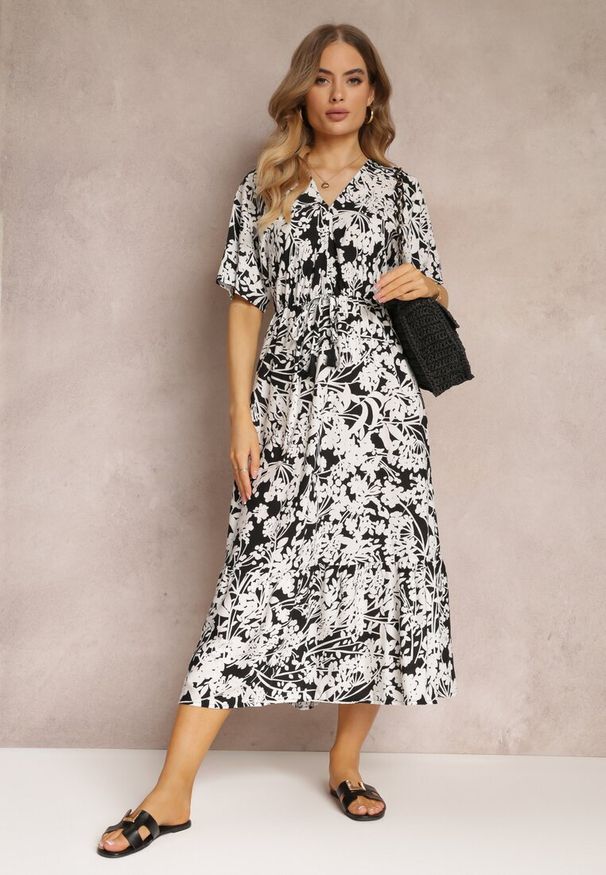 Renee - Czarno-Biała Sukienka Humina. Okazja: na co dzień, na imprezę. Typ kołnierza: dekolt w kształcie V. Kolor: czarny. Materiał: wiskoza. Długość rękawa: krótki rękaw. Wzór: kwiaty. Styl: elegancki, casual