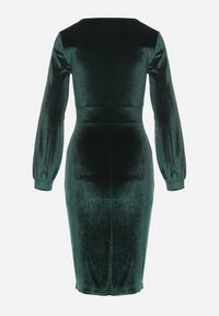 Born2be - Zielona Dopasowana Sukienka Welurowa z Kopertowym Dekoltem Wilara. Kolor: zielony. Materiał: welur. Długość rękawa: długi rękaw. Typ sukienki: kopertowe. Styl: klasyczny #6