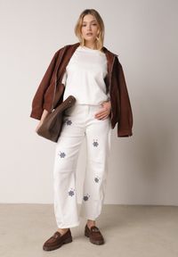 Born2be - Białe Jeansy Balloon z Wysokim Stanem Zdobione Haftem w Kwiaty Thertheris. Okazja: na co dzień, do pracy, na spotkanie biznesowe. Stan: podwyższony. Kolor: biały. Wzór: kwiaty, haft, aplikacja. Styl: klasyczny, casual, biznesowy #1