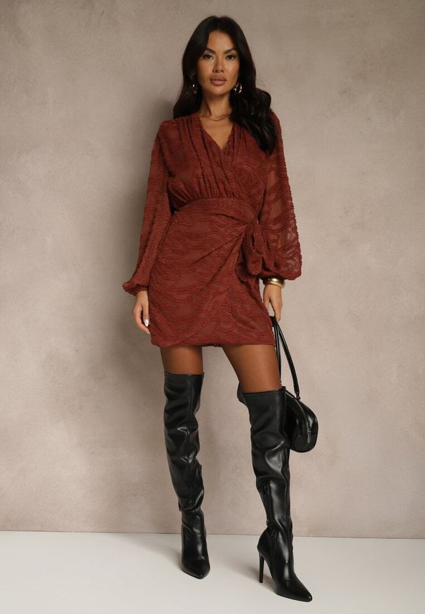 Renee - Bordowa Sukienka z Tkaniny Plumeti o Kopertowym Fasonie Zenisala. Okazja: na imprezę. Kolor: czerwony. Materiał: tkanina. Typ sukienki: kopertowe. Styl: elegancki