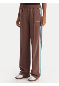 Adidas - adidas Spodnie dresowe JX5308 Brązowy Regular Fit. Kolor: brązowy. Materiał: syntetyk