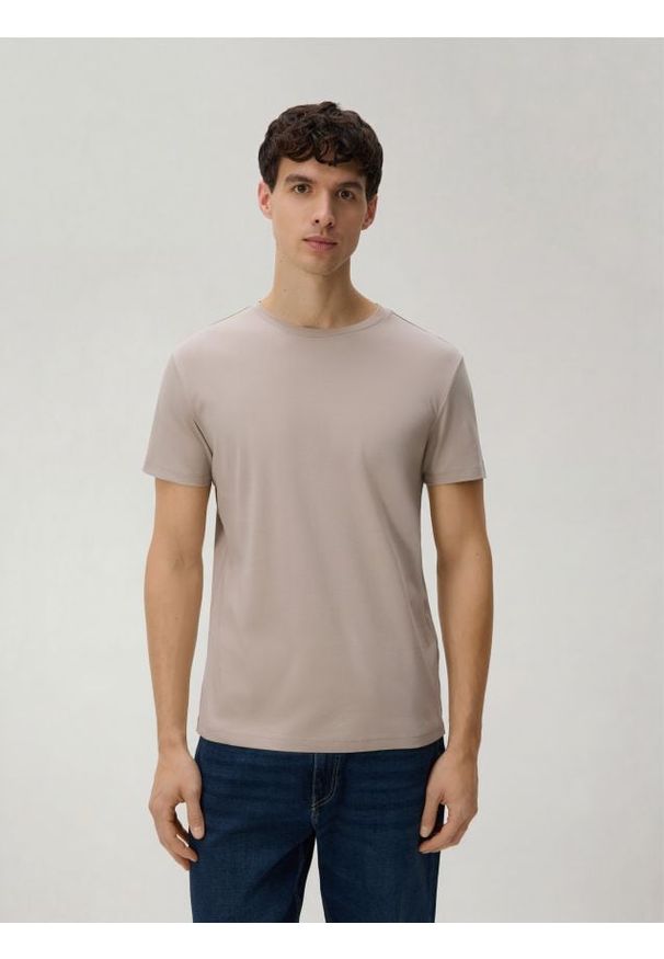 Reserved - T-shirt slim z bawełny pima - beżowy. Kolor: beżowy. Materiał: bawełna