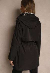 Renee - Czarna Kurtka Parka Ozdobiona Sznurkami przy Odpinanym Kapturze Loriballe. Okazja: na co dzień. Kolor: czarny. Materiał: jeans. Wzór: aplikacja. Sezon: jesień. Styl: casual #5