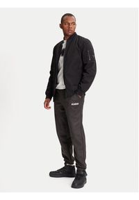 Guess Spodnie dresowe Z5YB03 KCJY2 Zielony Regular Fit. Kolor: zielony. Materiał: bawełna #3