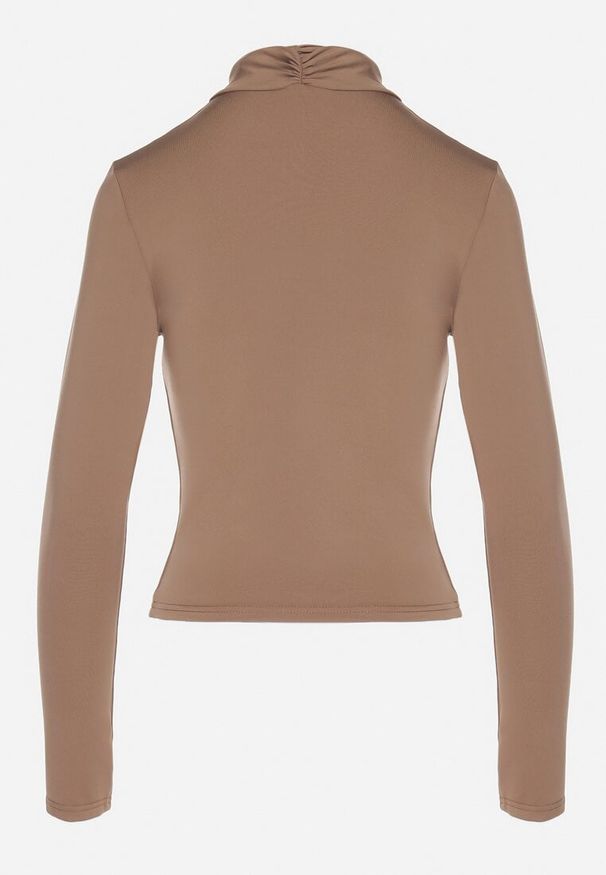 Born2be - Jasnobrązowa Bluzka z Półgolfem Ozdobiona Drapowaniem Binare. Okazja: na co dzień. Kolor: brązowy. Materiał: jeans, wiskoza. Wzór: aplikacja. Styl: klasyczny, casual, elegancki