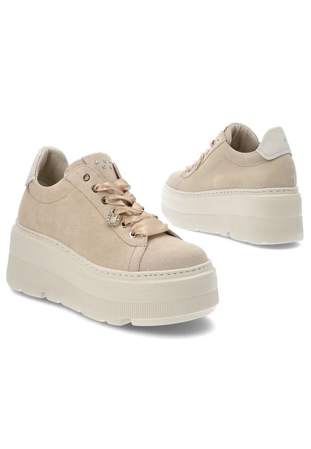 Beżowe Sneakersy Karino Modne Obuwie Damskie Na Platformie. Kolor: beżowy. Materiał: satyna, welur. Wzór: aplikacja. Obcas: na platformie
