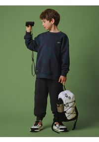 4f - 4F Bluza dresowa loose bez kaptura chłopięca - granatowa 122/128 (6-8 lat). Okazja: na co dzień, na uczelnię. Typ kołnierza: bez kaptura. Kolor: wielokolorowy. Materiał: dresówka. Wzór: nadruk. Sezon: lato. Styl: casual, klasyczny #2