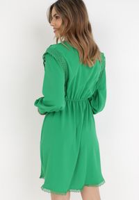 Born2be - Zielona Sukienka Hermiche. Okazja: na co dzień. Kolor: zielony. Materiał: koronka. Długość rękawa: długi rękaw. Wzór: aplikacja. Typ sukienki: kopertowe. Styl: casual, elegancki. Długość: mini #6