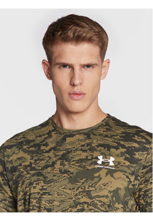 Under Armour T-Shirt 1357727 Khaki Loose Fit. Kolor: brązowy. Materiał: bawełna