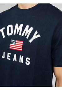 TOMMY HILFIGER - Tommy Hilfiger T-Shirt | DM0DM07068 | Mężczyzna | Granatowy. Okazja: na co dzień. Kolor: niebieski. Materiał: bawełna. Wzór: aplikacja. Styl: casual #3